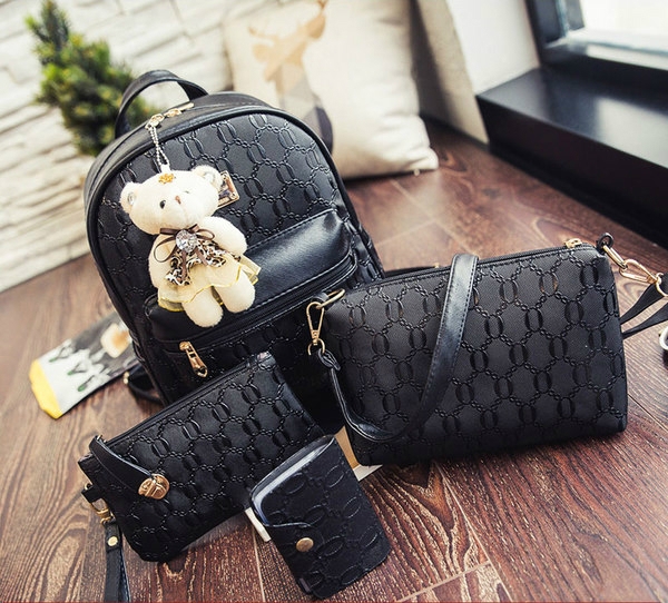 Γυναικείο σακίδιο σε δύο χρώματα με αξεσουάρ