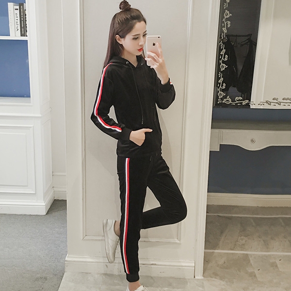 Ανοιξιάτικη αθλητική γυναικεία φόρμα σε  δύο μέρη σε μαύρο χρώμα