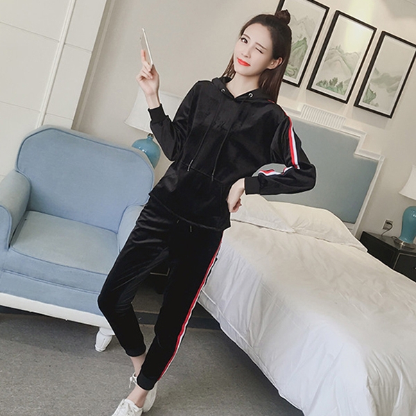 Ανοιξιάτικη αθλητική γυναικεία φόρμα σε  δύο μέρη σε μαύρο χρώμα
