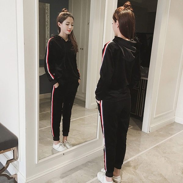 Ανοιξιάτικη αθλητική γυναικεία φόρμα σε  δύο μέρη σε μαύρο χρώμα