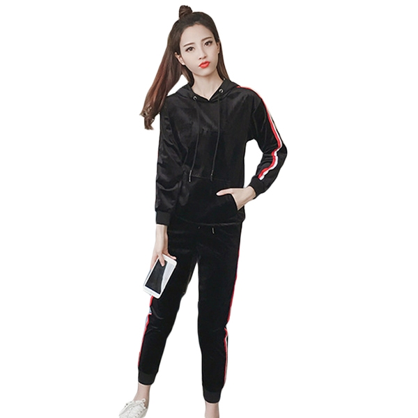 Ανοιξιάτικη αθλητική γυναικεία φόρμα σε  δύο μέρη σε μαύρο χρώμα