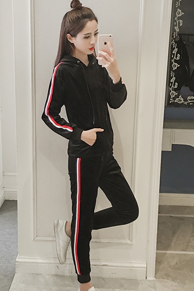 Ανοιξιάτικη αθλητική γυναικεία φόρμα σε  δύο μέρη σε μαύρο χρώμα