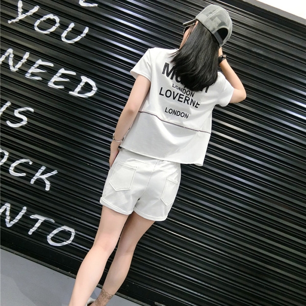 Γυναικείες αθλητικές φόρμες -σορτσ και μπλούζα με κοντό μανίκι