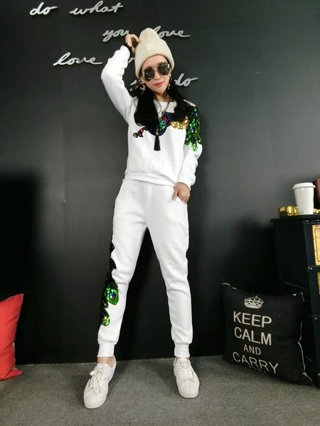 Γυναικείο αθλητικό σετ με κεντημένο παγώνι με πούλιες