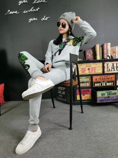 Γυναικείο αθλητικό σετ με κεντημένο παγώνι με πούλιες