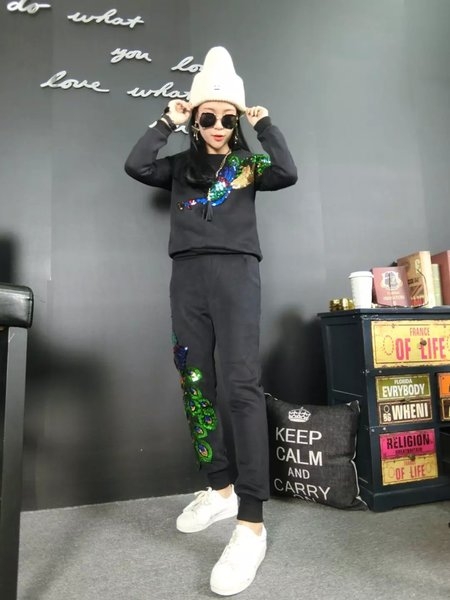 Γυναικείο αθλητικό σετ με κεντημένο παγώνι με πούλιες