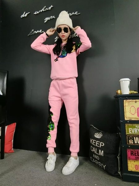 Γυναικείο αθλητικό σετ με κεντημένο παγώνι με πούλιες