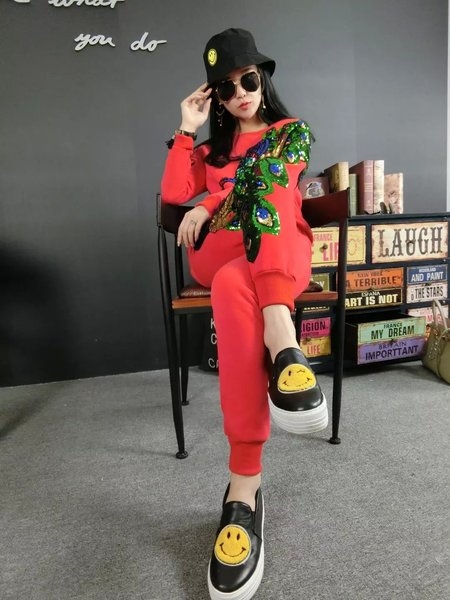 Γυναικείο αθλητικό σετ με κεντημένο παγώνι με πούλιες