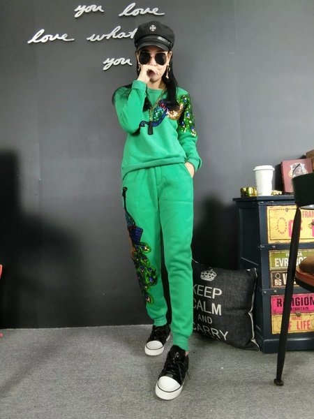 Γυναικείο αθλητικό σετ με κεντημένο παγώνι με πούλιες