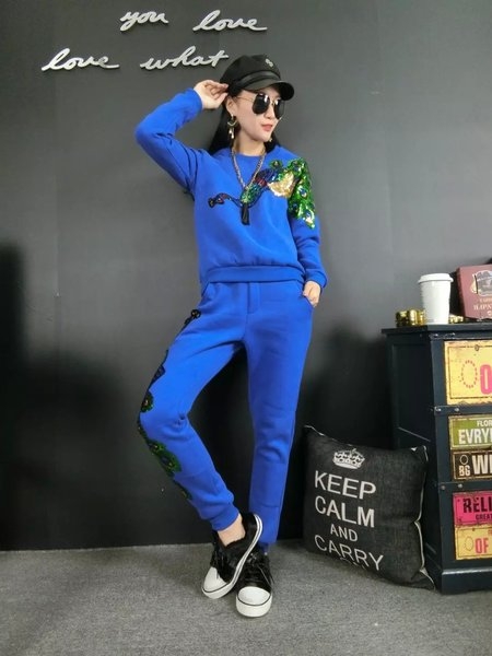 Γυναικείο αθλητικό σετ με κεντημένο παγώνι με πούλιες