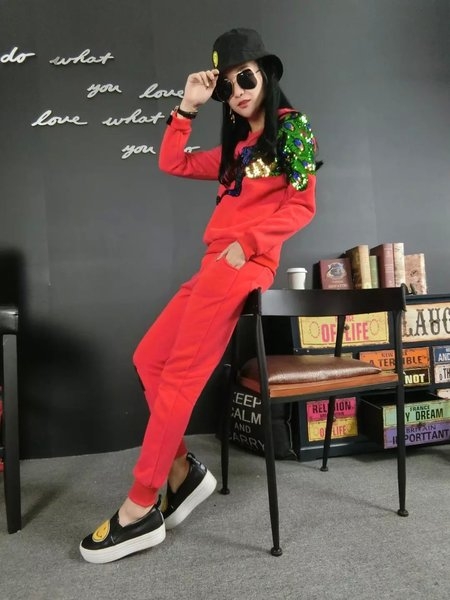 Γυναικείο αθλητικό σετ με κεντημένο παγώνι με πούλιες