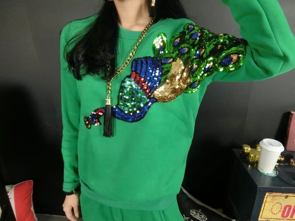 Γυναικείο αθλητικό σετ με κεντημένο παγώνι με πούλιες