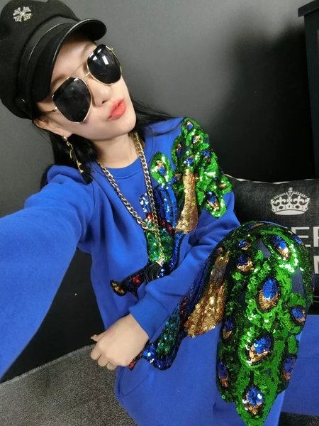 Γυναικείο αθλητικό σετ με κεντημένο παγώνι με πούλιες