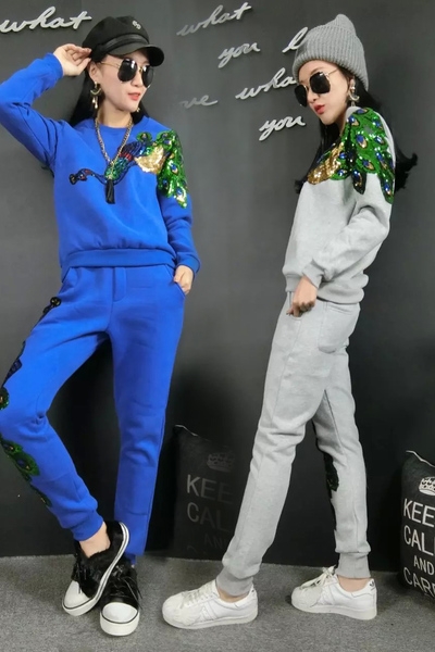 Γυναικείο αθλητικό σετ με κεντημένο παγώνι με πούλιες