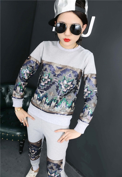 Γυναικείο αθλητικό σετ με εκτυπώσεις σε τρία χρώματα