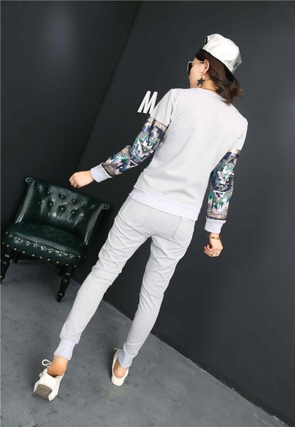 Γυναικείο αθλητικό σετ με εκτυπώσεις σε τρία χρώματα