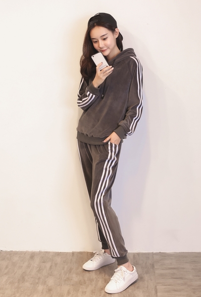 Γυναικεία αθλητικά σύνολα με βελούδο σε τρία χρώματα-μαύρο καφέ και μπλε