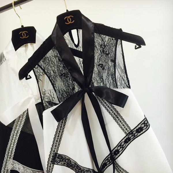 Οι γυναίκες σιφόν πουκάμισο με δαντέλα σε μαύρο και άσπρο