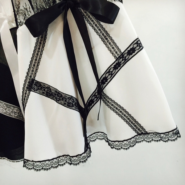 Οι γυναίκες σιφόν πουκάμισο με δαντέλα σε μαύρο και άσπρο