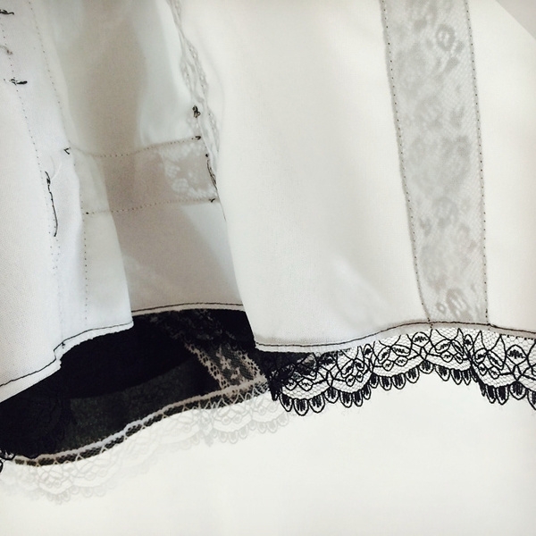 Οι γυναίκες σιφόν πουκάμισο με δαντέλα σε μαύρο και άσπρο