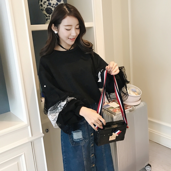 Дамска широка блуза с дантелени ръкави в черен и бял цвят