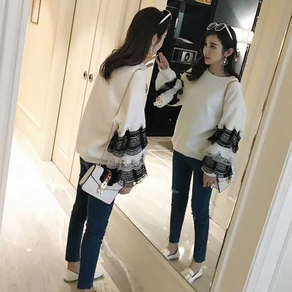 Дамска широка блуза с дантелени ръкави в черен и бял цвят