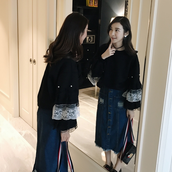 Дамска широка блуза с дантелени ръкави в черен и бял цвят