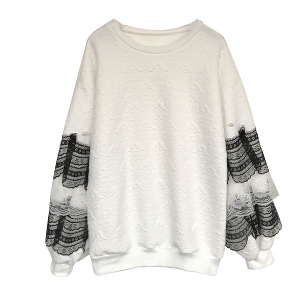 Дамска широка блуза с дантелени ръкави в черен и бял цвят