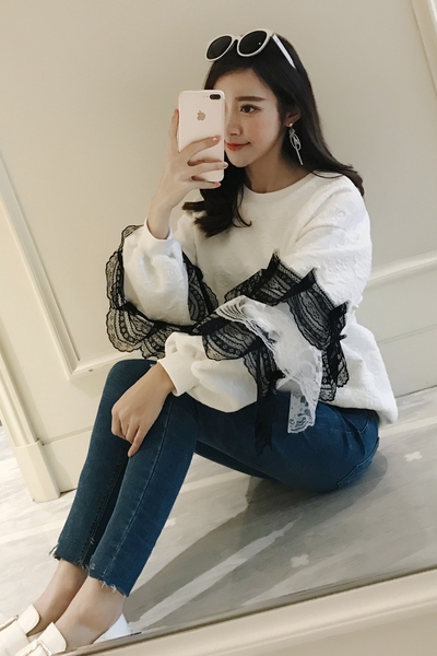 Дамска широка блуза с дантелени ръкави в черен и бял цвят