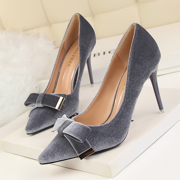 Дамски официални заострени обувки покрити са с кадифе