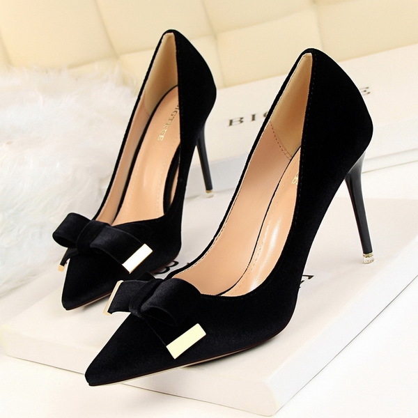 Дамски официални заострени обувки покрити са с кадифе