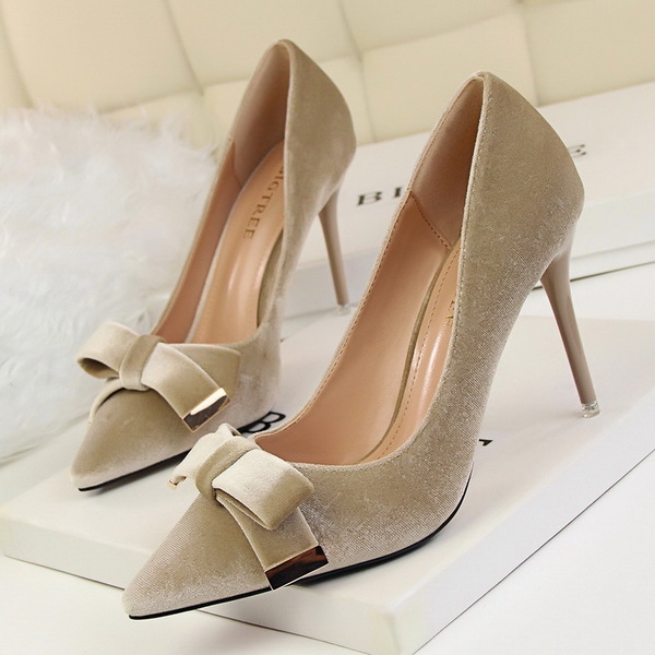 Дамски официални заострени обувки покрити са с кадифе