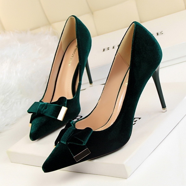 Дамски официални заострени обувки покрити са с кадифе