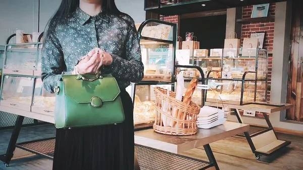 Дамски чанти от еко кожа и мека повърхност със следните модели: зелен розов черен бял