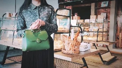 Дамски чанти от еко кожа и мека повърхност със следните модели: зелен розов черен бял