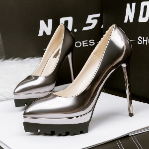 Дамски официални обувки с метален ефект и грайферна удобна подметка 