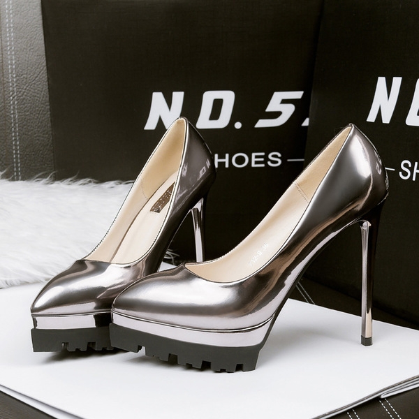 Дамски официални обувки с метален ефект и грайферна удобна подметка 