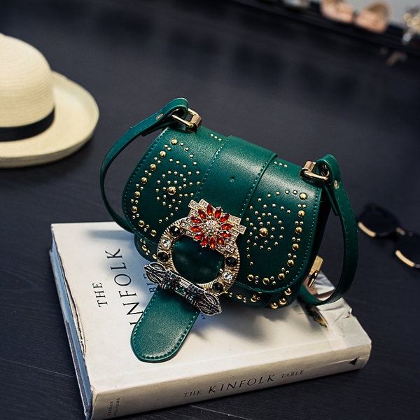 Дамска удобна чанта от еко кожа и мъниста в няколко цвята черна червена зелена