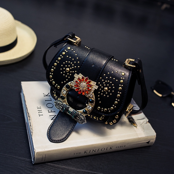 Дамска удобна чанта от еко кожа и мъниста в няколко цвята черна червена зелена