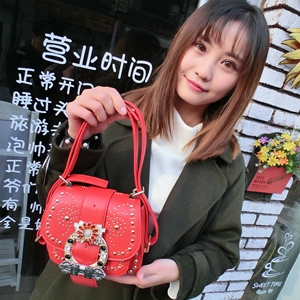 Дамска удобна чанта от еко кожа и мъниста в няколко цвята черна червена зелена