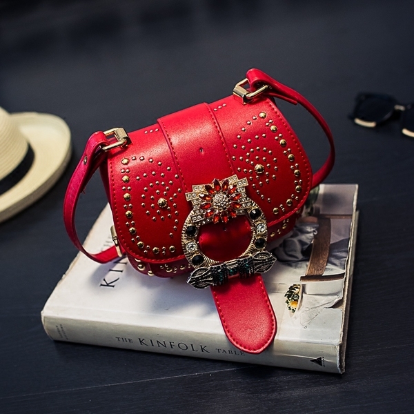 Дамска удобна чанта от еко кожа и мъниста в няколко цвята черна червена зелена