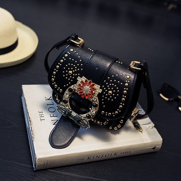 Дамска удобна чанта от еко кожа и мъниста в няколко цвята черна червена зелена