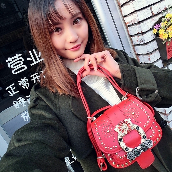 Дамска удобна чанта от еко кожа и мъниста в няколко цвята черна червена зелена