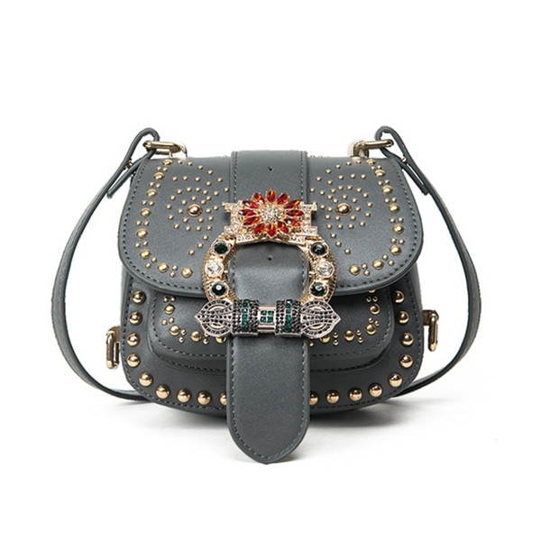 Дамска удобна чанта от еко кожа и мъниста в няколко цвята черна червена зелена