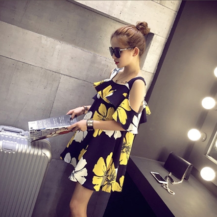 Дамска актуална лятна рокля с флорални мотиви къса