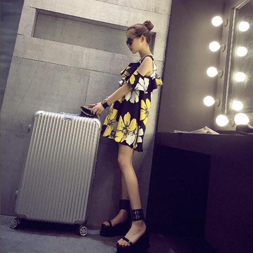 Дамска актуална лятна рокля с флорални мотиви къса