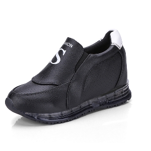 Κομψά αθλητικά παπούτσια χωρίς κορδόνια σε  πλατφόρμες σε άσπρο και μαύρο χρώμα