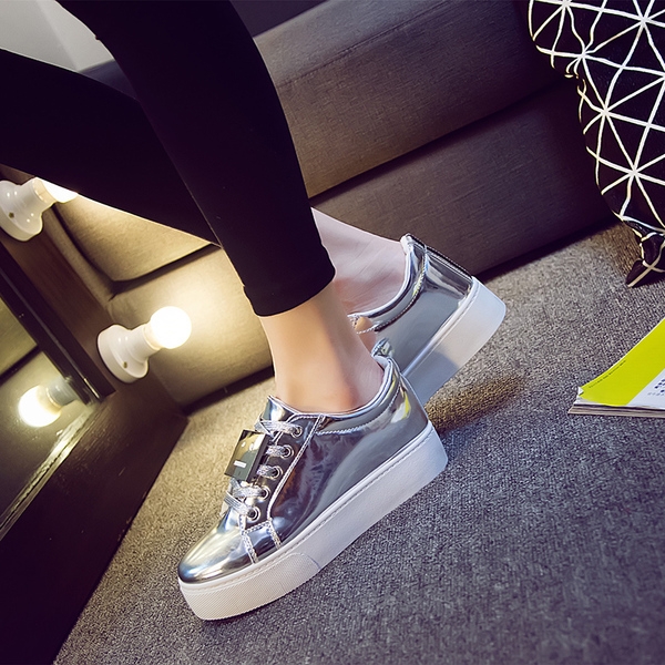 Дамски кецове в сребърен, бял и черен цвят с емотиконка на връзките