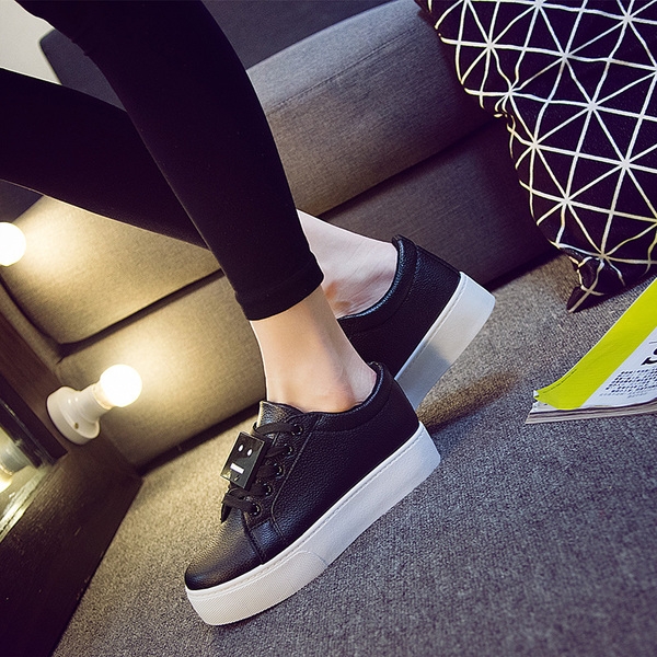 Дамски кецове в сребърен, бял и черен цвят с емотиконка на връзките