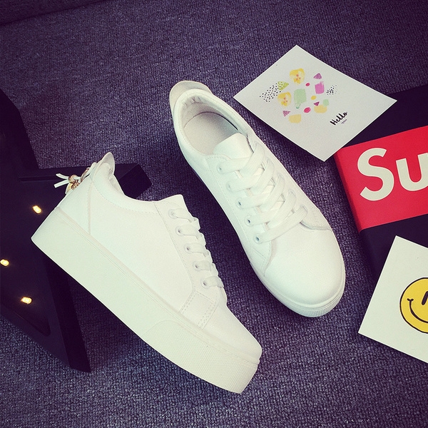 Дамски кецове в сребърен, бял и черен цвят с емотиконка на връзките